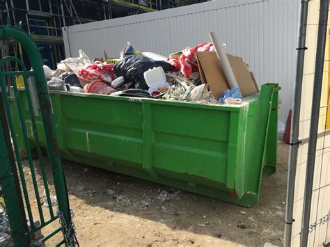 Wywóz śmieci i kontenery odpady maj 2022